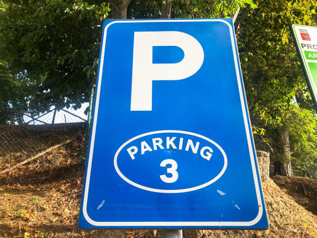 Blue parking sign in Italy.
